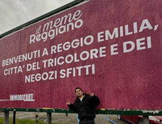 La provocazione di Mr. Meme: “Benvenuti a Reggio, città del Tricolore e dei negozi sfitti”