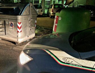 Reggio. Incendia cassonetti dei rifiuti ma viene incastrato dalle telecamere: denunciato