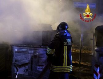 Reggio, scia di fuoco notturna in zona stazione: in fiamme una decina di cassonetti