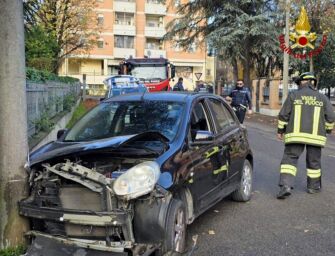 Auto contro un palo a Sesso, è morta la donna di 63 anni che era al volante