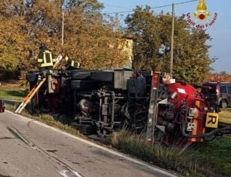 Camion contro auto a Rio Saliceto, il mezzo pesante si ribalta su un fianco: due feriti