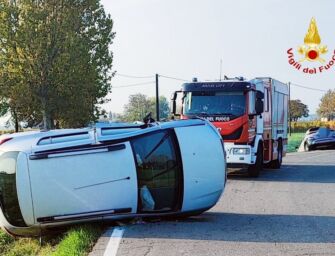 Scontro tra auto a Rubiera. Una si ribalta, l’altra finisce nel canale: due persone ferite