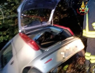 Auto finisce fuori strada a San Polo d’Enza, ferito in modo grave il conducente
