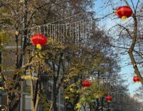 Reggio, è ancora scontro sulle lanterne cinesi. Fratelli d’Italia: “La laicità non è un’arma per cancellare le tradizioni”