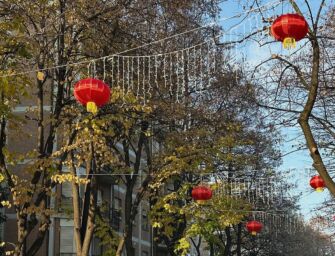 Reggio, è ancora scontro sulle lanterne cinesi. Fratelli d’Italia: “La laicità non è un’arma per cancellare le tradizioni”
