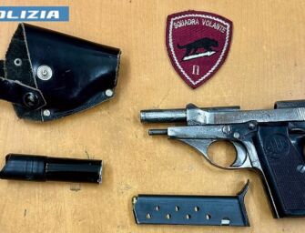 Reggio. Aggredisce i poliziotti per evitare un controllo, nelle mutande nascondeva una pistola con matricola abrasa