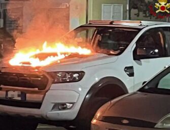 Castelnovo Sotto. Auto a fuoco nella notte, si segue la pista dell’incendio doloso