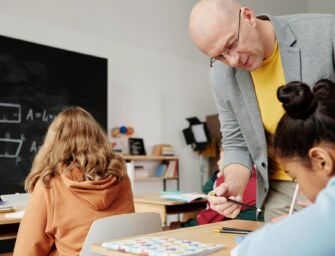 “Decolonizzare lo sguardo”, proteste contro Mahmoud. Lega: “Giù le mani dalla scuola”