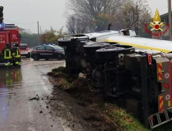 Bagnolo in Piano. Camion esce di strada e si ribalta a Fosdondo, illeso l’autista