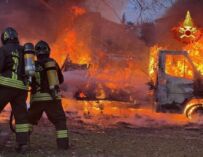 Reggio, camper abbandonato a fuoco in via Marchi