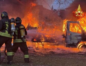 Reggio, camper abbandonato a fuoco in via Marchi