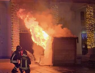 Scandiano, bruciata la casetta di Babbo Natale in piazza. Il sindaco: “Atto vigliacco”