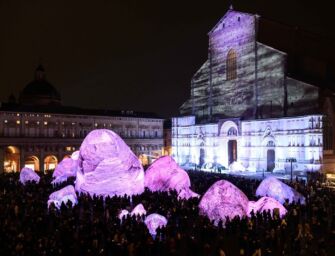 Bologna, in piazza Maggiore si accendono le “rocce” di Nimrod Weis
