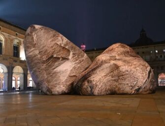 Spuntano le “rocce” di Nimrod Weis in piazza Maggiore: Bologna si divide ancora