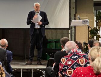 Reggio, Massari “bacchetta” i residenti della stazione. FdI: “Pensi a risolvere i problemi”