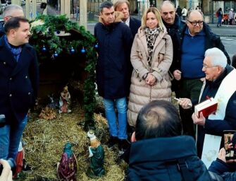 Reggio, il centrodestra allestisce un presepe in stazione: “Custodire la tradizione”