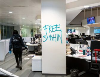 Reggio, maggioranza bifronte: condanna l’assalto a La Stampa ma chiede “chiarezza” sul caso-imam