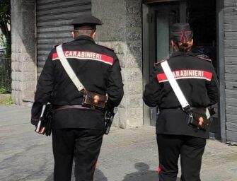 Reggio, tensione in viale Piave: urla, molesta i clienti di un locale e si scontra con i carabinieri