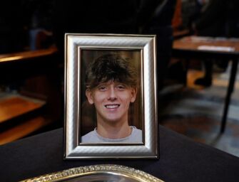 A Bologna folla di giovani per l’ultimo saluto a Giovanni Tamburi