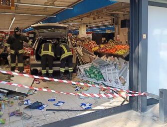 Carpi. Perde il controllo dell’auto, sfonda la vetrata e finisce dentro un supermercato
