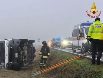 Cadelbosco Sopra, furgone finisce fuori strada e si ribalta: tre persone ferite