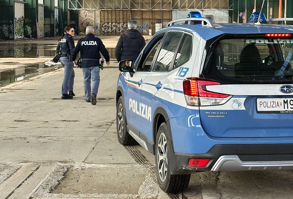 Agenti della Polizia di Stato di Reggio Emilia in uno dei capannoni delle ex Officine Reggiane