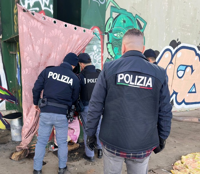 Agenti della Polizia di Stato di Reggio Emilia intervengono presso uno dei capannoni delle ex Officine Reggiane