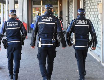 Reggio. Gira in monopattino in zona stazione, nel caschetto aveva hashish e marijuana