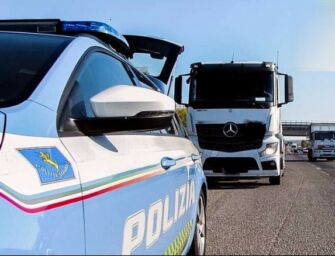 La Polizia stradale reggiana ritrova sull’A1 un semirimorchio rubato: denunciato l’autista