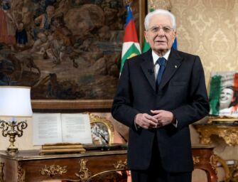 Festa del Tricolore, Mattarella esalta la bandiera: “Emblema dell’identità italiana” (ma non nomina Reggio)