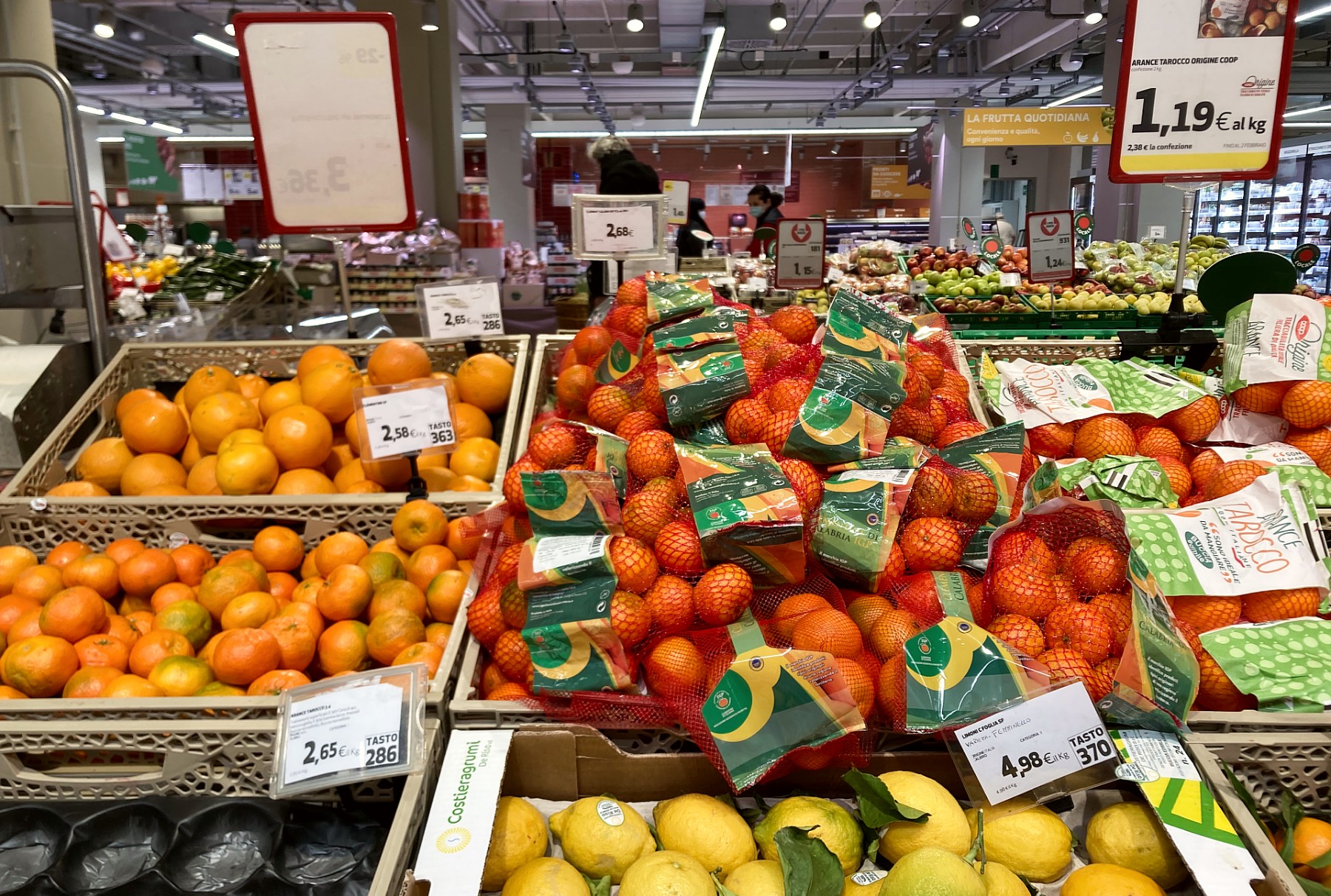 Spesa supermercato Coop reparto ortofrutta