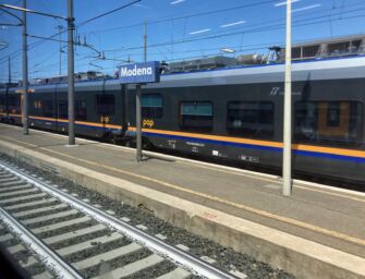 Modena. Molesta una donna con disabilità in treno, bloccato dai passeggeri e arrestato