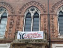 A Bologna uno striscione a sostegno del popolo iraniano sulla facciata del municipio