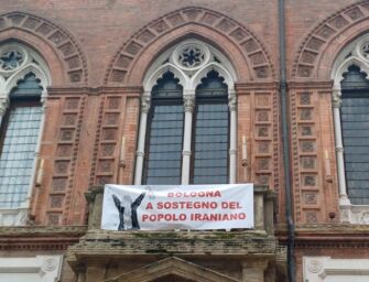 A Bologna uno striscione a sostegno del popolo iraniano sulla facciata del municipio