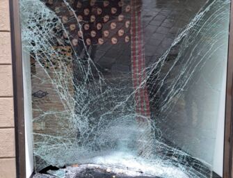 Reggio, alle 4 di notte neopatentato ubriaco sfonda la vetrina del negozio Barney in via Emilia