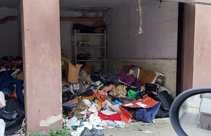 Garage occupati in via Paradisi a Reggio Emilia