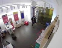 Reggio, “spaccata” notturna alla Vodafone di via Emilia S. Pietro: bottino da 20.000 euro