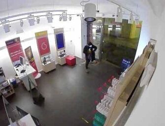 Reggio, “spaccata” notturna alla Vodafone di via Emilia S. Pietro: bottino da 20.000 euro