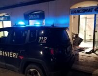 Doppio assalto notturno ai bancomat: colpo fallito a Quattro Castella, a segno a Baiso