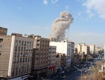 Attacco di Israele e Usa all’Iran, bombe su Teheran. Trump: “Non avranno il nucleare”