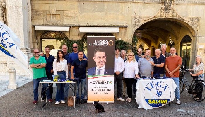 Banchetto del Team Vannacci Regium Lepidi in piazza Prampolini a Reggio Emilia
