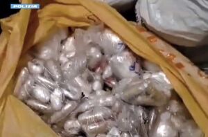 Ovuli di cocaina trovati durante un blitz della polizia in un'abitazione di Pratofontana