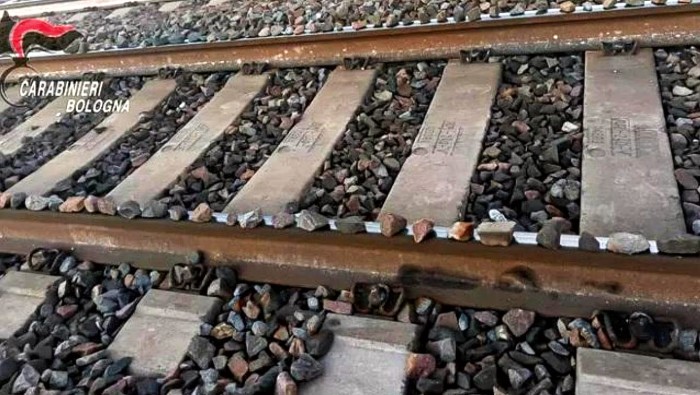 Pietre sui binari del treno a Castel San Pietro Terme