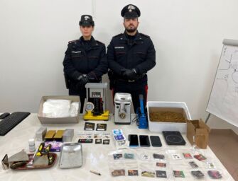 Correggio. Overdose in casa, i carabinieri arrivano e trovano oltre mezzo chilo di hashish