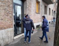 Scoperti “schiavi del cucito” a Reggio: denunciati due imprenditori cinesi, sequestrati beni per 800.000 euro