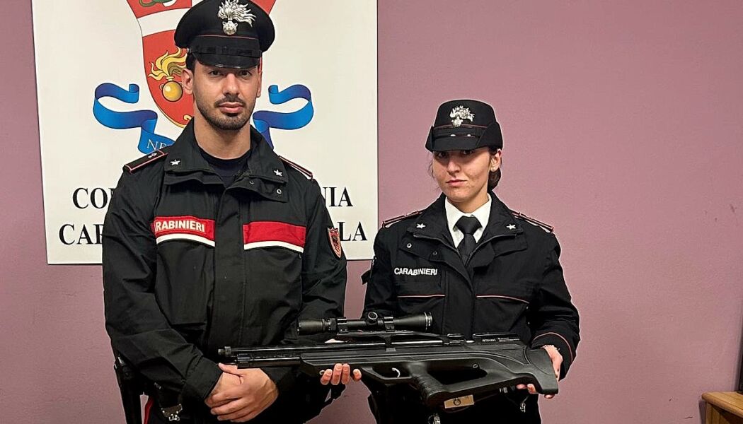 I carabinieri di Reggio Emilia con il fucile utilizzato per una rapina a un tassista