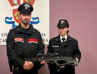 Terrore sul taxi a Novellara, tassista minacciato e rapinato da un cliente con un fucile