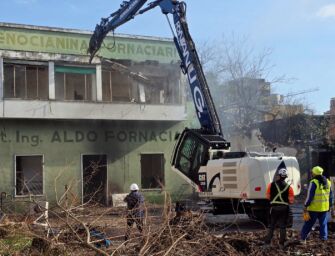 Nuova sede Polizia locale Reggio, iniziata la demolizione degli edifici dell’ex Enocianina