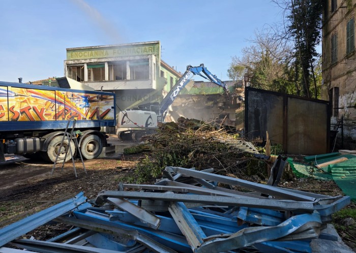 La demolizione degli edifici dell'ex Enocianina Fornaciari di Reggio Emilia