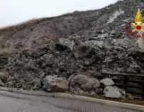 Frana invade la strada provinciale a Baiso, Sp 27 chiusa temporaneamente al traffico